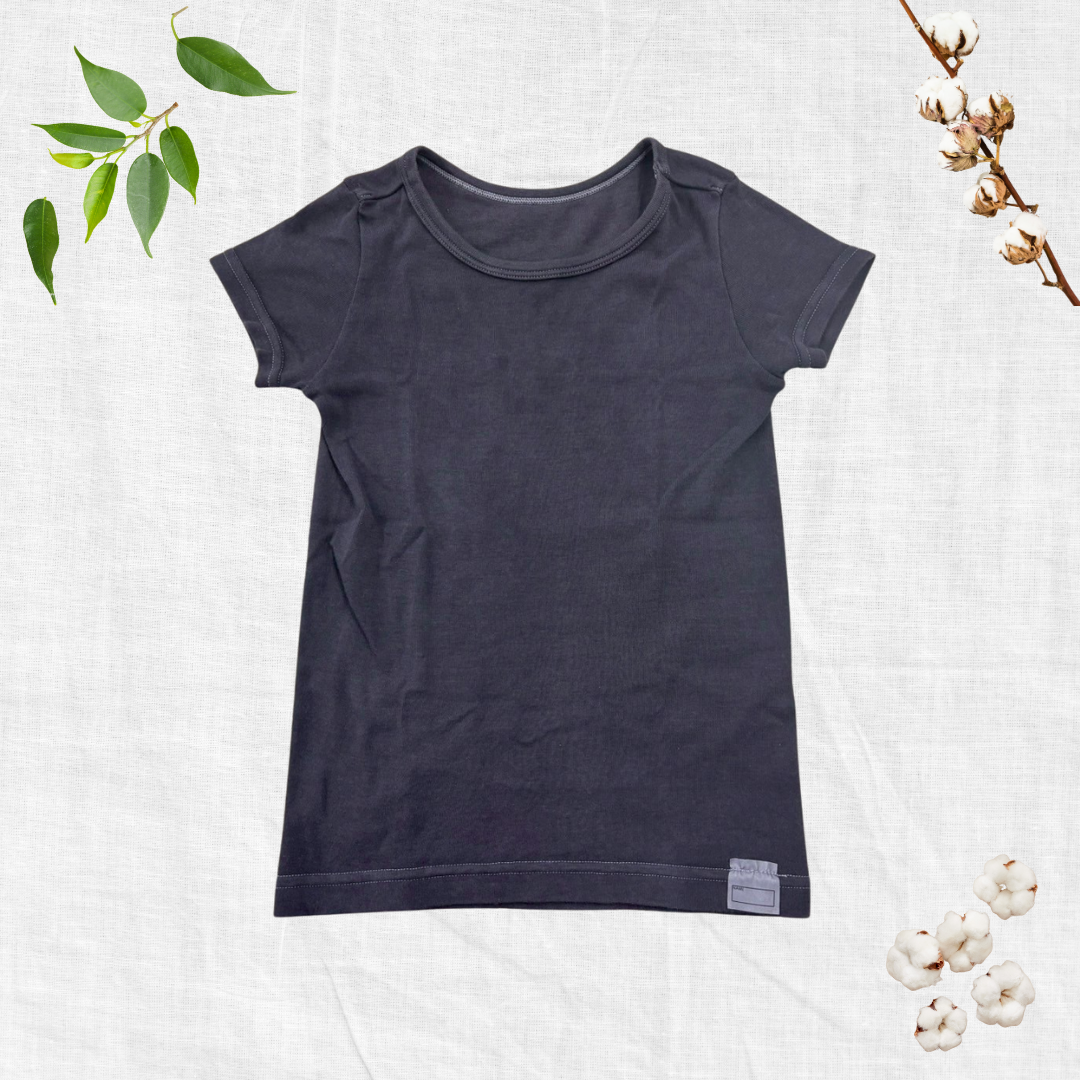 アトピー性皮膚炎の当事者が作る緑茶染めキッズインナー(肌着、下着)。オーガニックコットン100%で、タグもプリント式なので刺激が少なく、肌に優しいです。